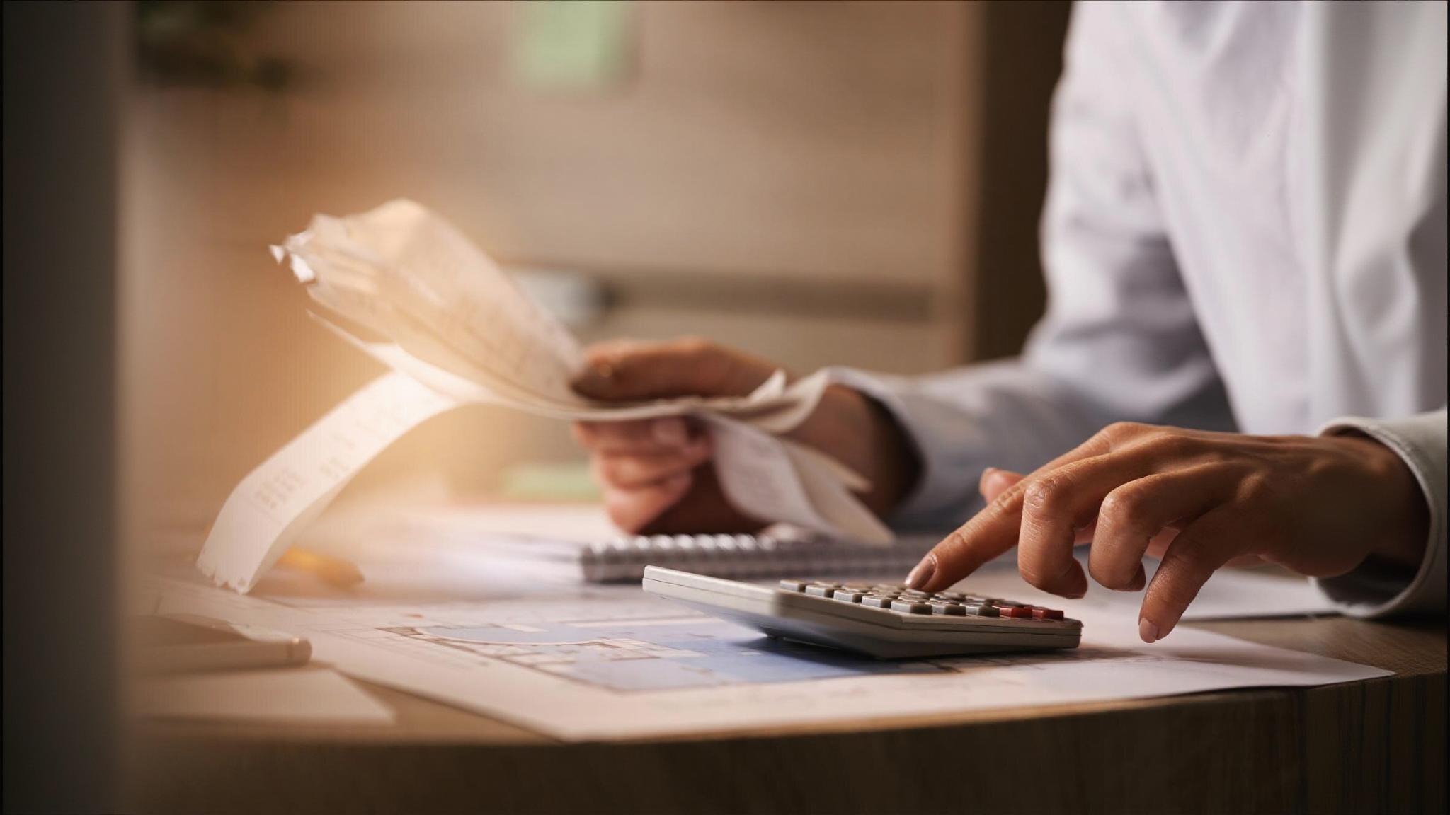 Documentos fiscales y calculadora representando servicios de asesoría en impuestos y cumplimiento tributario.
