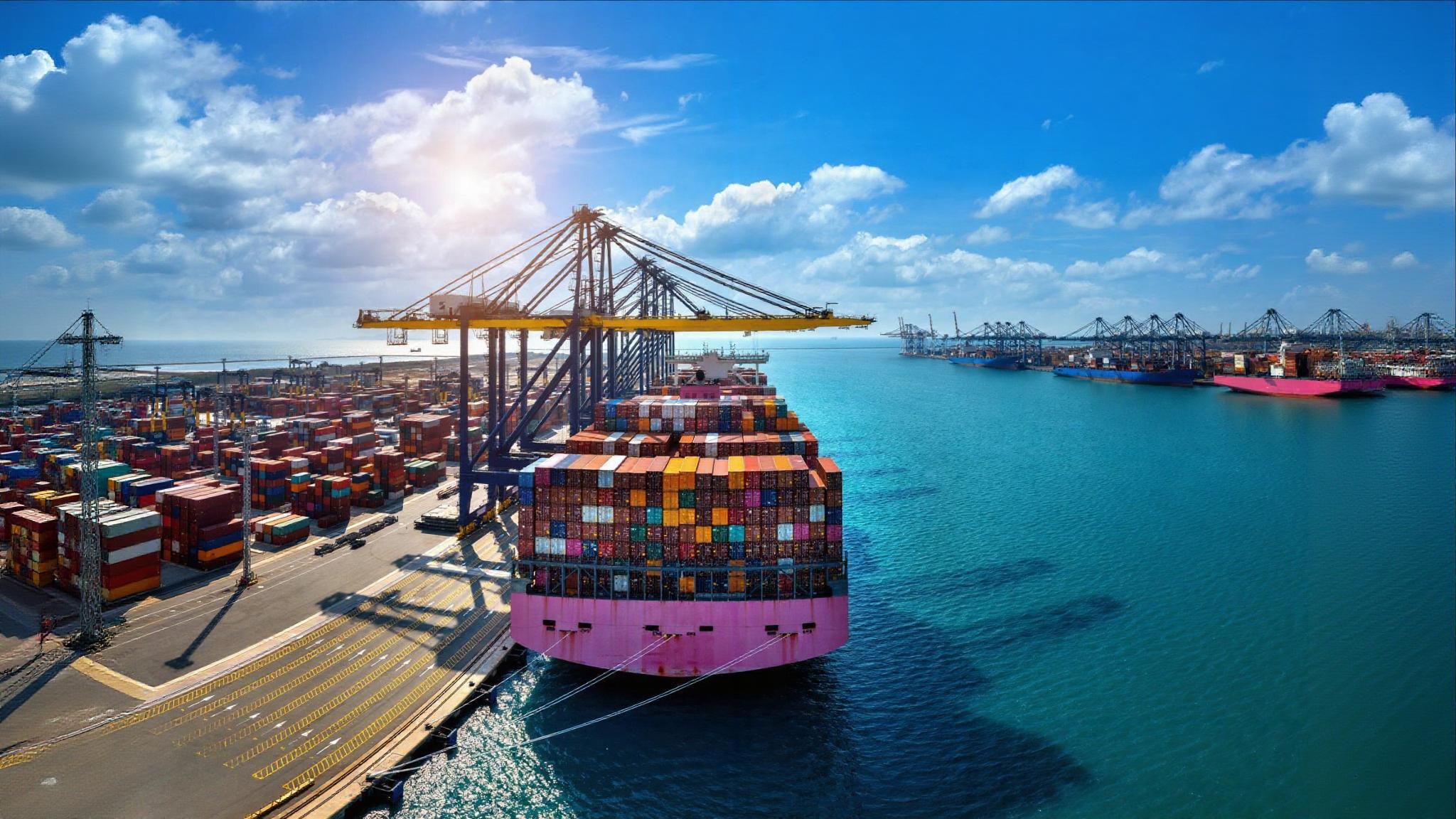 Barco con contenedores representando servicios de comercio exterior, logística y gestión aduanal.