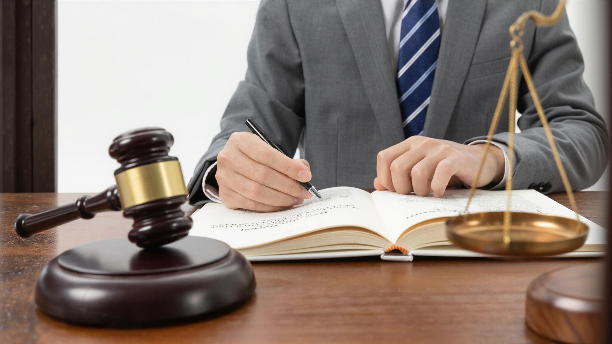Imagen de balanza y documentos legales representando servicios jurídicos y asesoramiento legal.